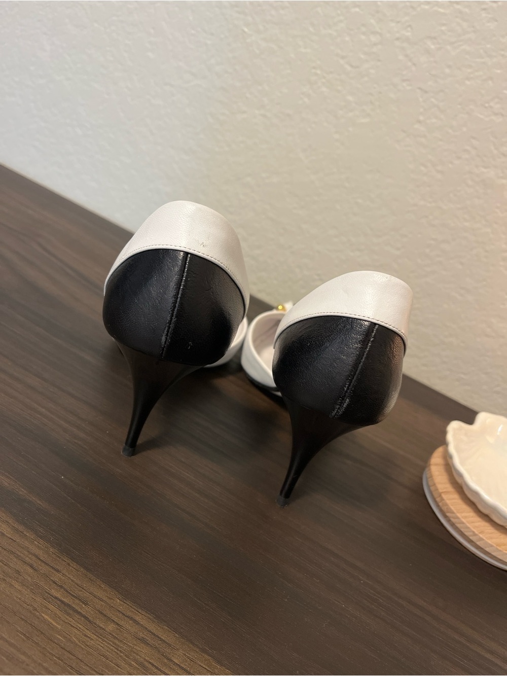 Vintage CHANEL - Two-Tone Pointed Heels in White and Black - Picture 7 of 8